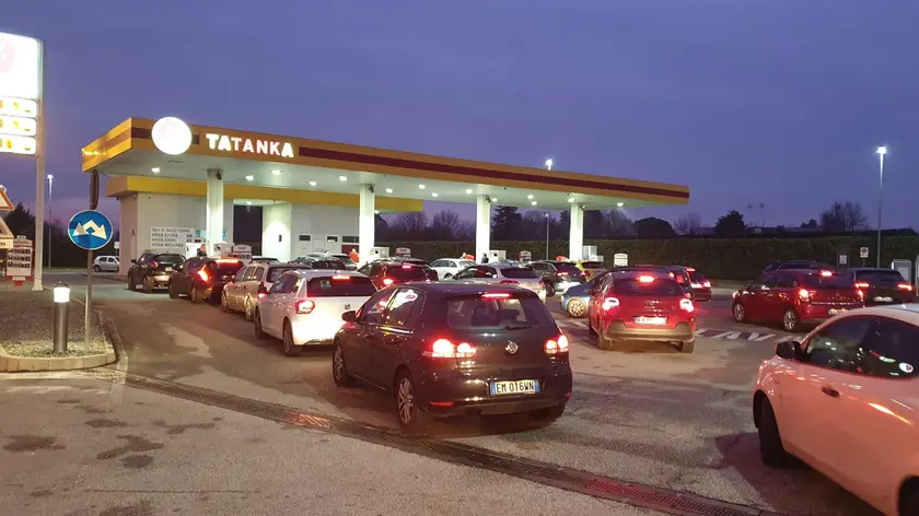 Code davanti ai distributori di benzina fuori dal centro commerciale Auchan di Mestre (Foto Pòrcile)