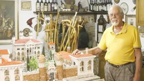 Mario Agostini, 79 anni di Maerne, davanti al suo castello di Roncade (foto Pòrcile)