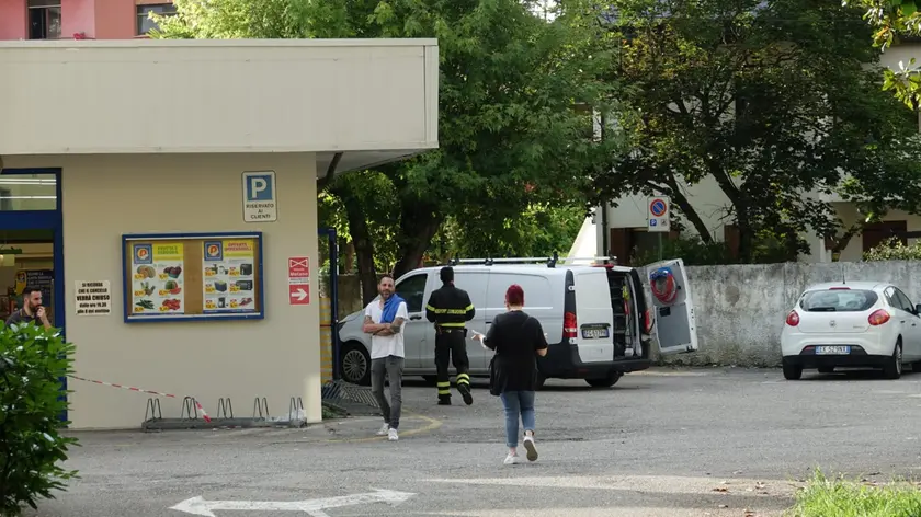 I vigili del fuoco al supermercato Dpiù di via Miranese a Mestre
