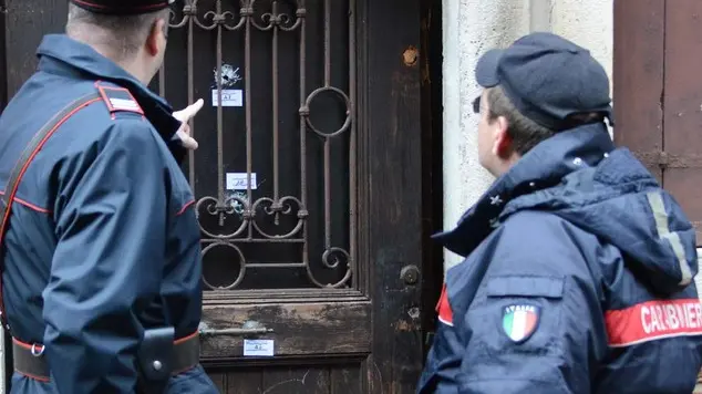 Interpress/M.Tagliapietra Venezia 09.01.2017.- Omicidio a San Polo 3078/H. Luogo dov'è avvenuto l'omicidio, Fori proiettile sulla porta, sangue nella corte.