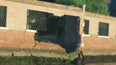 Il muro di cinta crollato all’isola delle Grazie