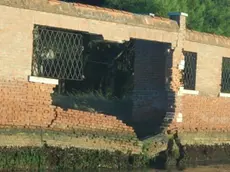 Il muro di cinta crollato all’isola delle Grazie