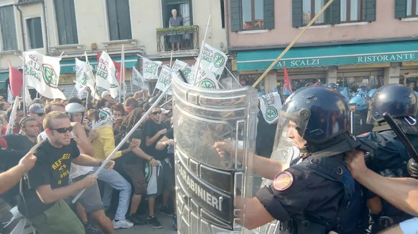 Militanti antilega e forze dell'ordine si affrontano oggi pomeriggio, 17 settembre 2011 ai piedi del ponte degli Scalzi a Venezia, nei pressi della stazione ferroviaria. ANSA/ANDREA MEROLA