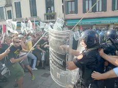 Militanti antilega e forze dell'ordine si affrontano oggi pomeriggio, 17 settembre 2011 ai piedi del ponte degli Scalzi a Venezia, nei pressi della stazione ferroviaria. ANSA/ANDREA MEROLA