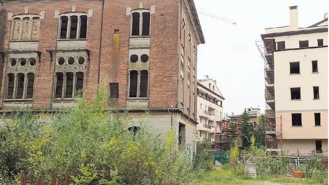 L’edificio ex Cellina dentro l’area del cantiere di via Sansovino in abbandono da otto anni