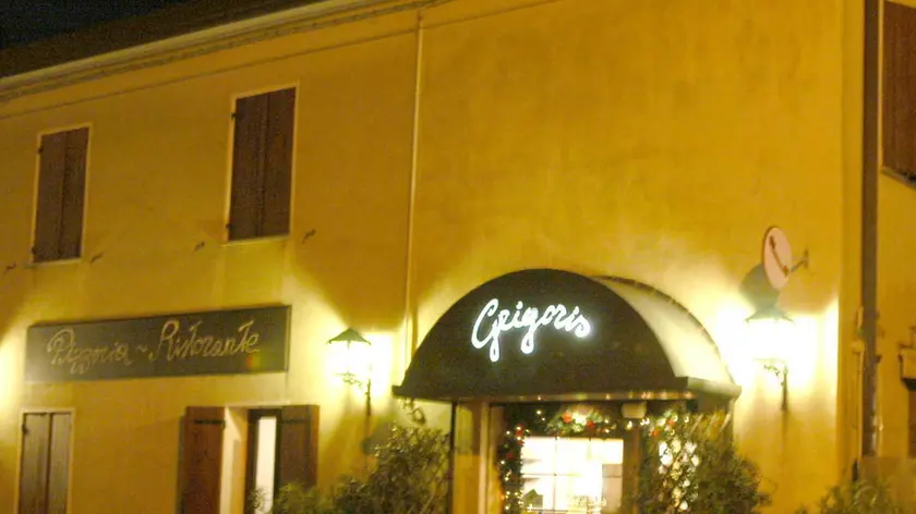 ASSEGGIANO 03.01.2004 VIA ASSEGGIANO INTERVISTA SUL QUARTIERE GAZZERA-CHIRIGNAGO LOCALI NOTTURNI nella foto LA PIZZERIA "GRIGORIS" (C) Bertolin M. richiesto da PELLICANI ASSEGGIANO LA PIZZERIA