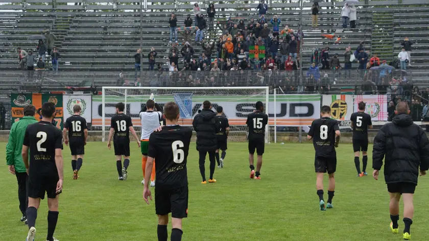 Interpress/M.Tagliapietra Venezia 01.05.2015.- Calcio Venezia/Pro Patria. 1-2. Giocatori a fine partita.