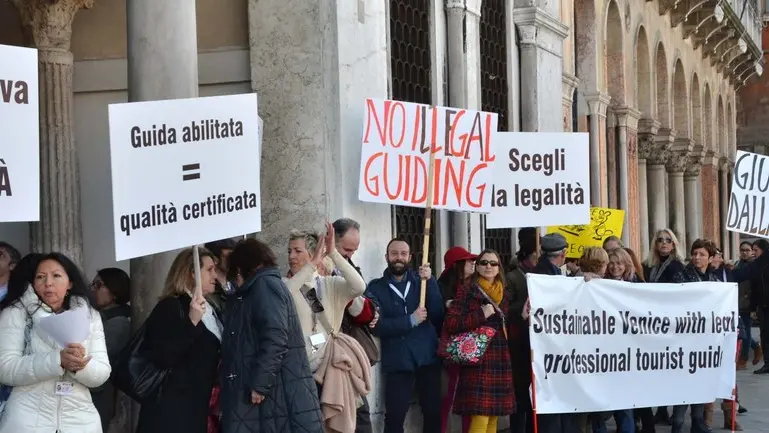 Interpress/Mazzega Venezia, 07.03.2017.- Protesta Guide davanti a Cà Farsetti.-