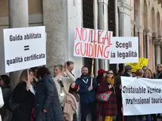 Interpress/Mazzega Venezia, 07.03.2017.- Protesta Guide davanti a Cà Farsetti.-