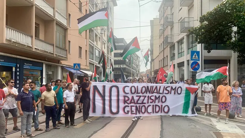 Il corteo davanti a piazza Barche