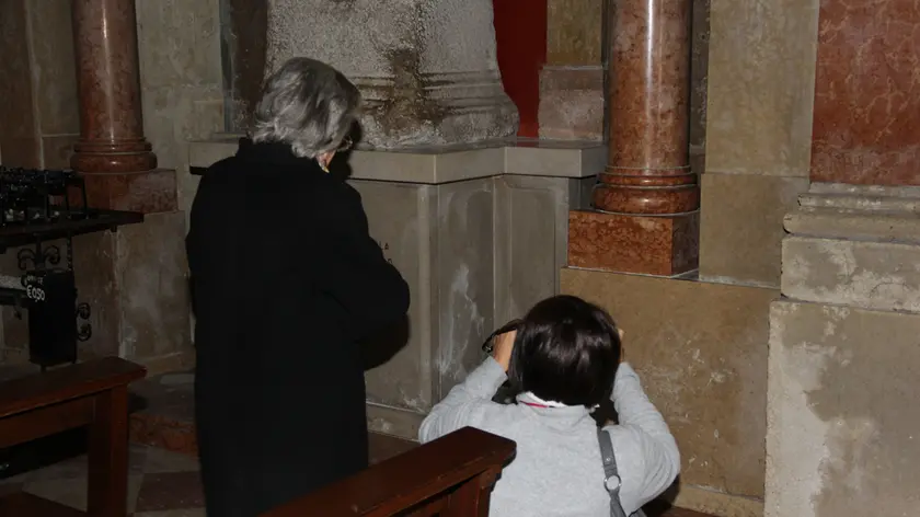 Fedeli davanti alla Madonna apparsa sul piedistallo (foto Tommasella)