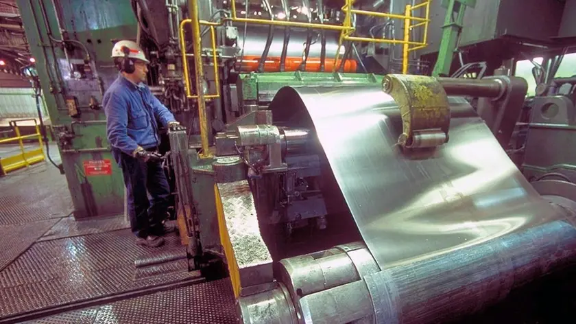 epa02524258 (FILE) A undated handout image provided by ALCOA showing operations at the Alcoa Cold Rolling Mill in Fusina, Italy. Alcoa, the world leader in the production and management of primary aluminum, fabricated aluminum and alumina combined, reported a 4th quarter profit 11 January 2011 and said it expects to see a 12 per cent rise in global aluminium demand. EPA/ALCOA/HANDOUT EDITORIAL USE ONLY/NO SALES*************** TRADUZIONE ***************epa02524258 (l'Archivio) Un'immagine di comunicato non datata provvista da ALCOA che mostra operazioni all'Alcoa Laminatoio Freddo in Fusina, l'Italia. Alcoa, il leader di mondo nella produzione e gestione di alluminio primario che alluminio fabbricato ed allumina hanno combinato, riportò un 4 profitto di trimestre 11 gennaio 2011 e detto si aspetta di vedere un 12 per aumento di centesimo in richiesta di alluminio globale. EPA/ALCOA/HANDOUT Uso Editoriale Vendite di ONLY/NO