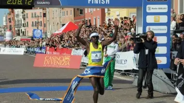 PRONOSTICO INCERTO. Il keniano Komen vincitore della Venicemarathon 2009. A destra: Danilo Goffi