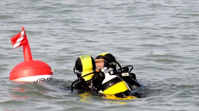 Sub dei vigili del fuoco in azione al largo di Chioggia