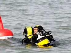 Sub dei vigili del fuoco in azione al largo di Chioggia