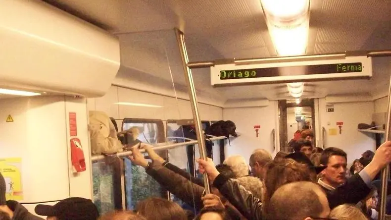 DISAGI PER I PENDOLARI DI PIOVE DI SACCO SUI TRENI SULLA LINEA ADRIA MESTRE IN FOTO I VAGONI STIPATI