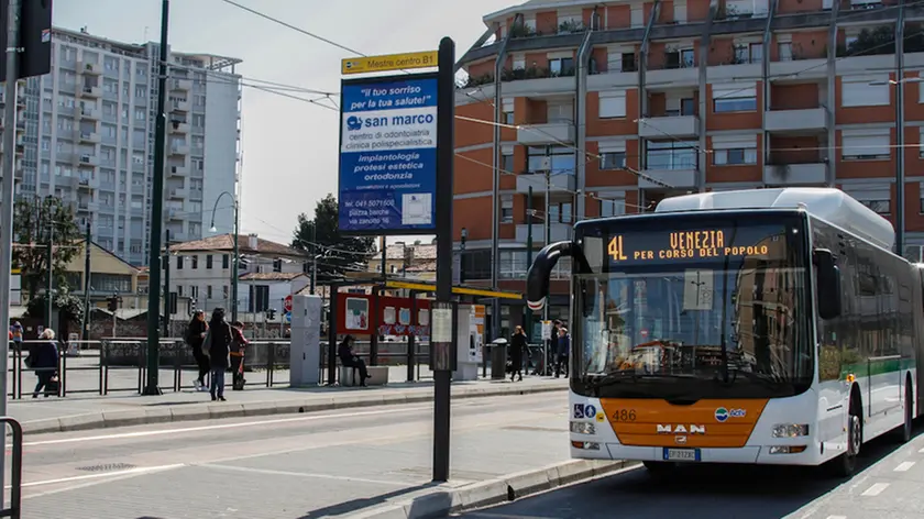 Agenzia Candussi. Pendolari a Piazzale Cialdini, Mestre.