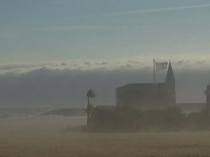 COLUCCI - DINO TOMMASELLA - CAORLE - FORTI RAFFICHE DI VENTO LUNGO LA SPIAGGIA CREANDO UNA "TEMPESTA DI SABBIA"