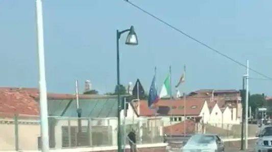Auto brucia sul Ponte (foto Radiotaxi)