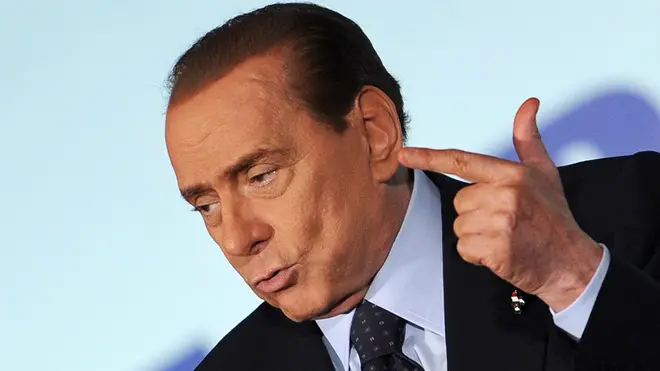 Il presidente del Consiglio, Silvio Berlusconi, seduto ascolta gli interventi alla convention dei cofondatori del Pdl, oggi 9 aprile 2011, all'Auditorium di via della Conciliazione a Roma.''Ho giurato che nessuno dei fatti sul quale i magistrati hanno costruito i 31 processi che mi riguardano corrispondono a realta'. Alla fine ci sara' un giudice a Berlino. Non sono mai stato preoccupato''. Lo ha detto il premier al convegno del Pdl. ''Certo non fa bene all'immagine dell'Italia e del governo che il presidente del Consiglio abbia in casa la magistratura addosso per 31 processi. La sua immagine diventa peggiore di quella di Al Capone''. ANSA/CLAUDIO ONORATI