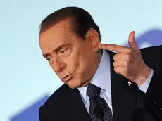 Il presidente del Consiglio, Silvio Berlusconi, seduto ascolta gli interventi alla convention dei cofondatori del Pdl, oggi 9 aprile 2011, all'Auditorium di via della Conciliazione a Roma.''Ho giurato che nessuno dei fatti sul quale i magistrati hanno costruito i 31 processi che mi riguardano corrispondono a realta'. Alla fine ci sara' un giudice a Berlino. Non sono mai stato preoccupato''. Lo ha detto il premier al convegno del Pdl. ''Certo non fa bene all'immagine dell'Italia e del governo che il presidente del Consiglio abbia in casa la magistratura addosso per 31 processi. La sua immagine diventa peggiore di quella di Al Capone''. ANSA/CLAUDIO ONORATI