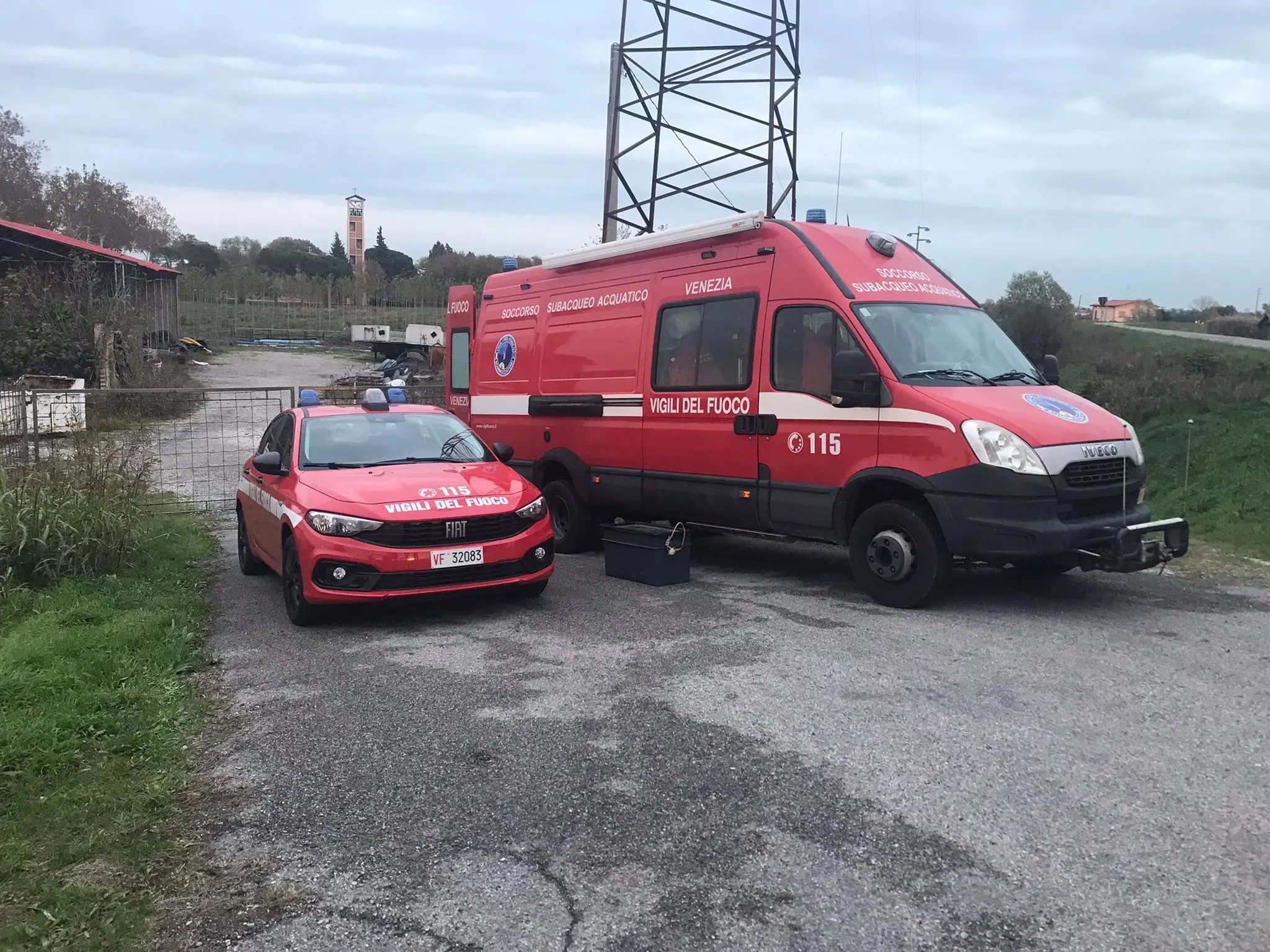 I mezzi di supporto dei sommozzatori dei vigili del fuoco lungo l'argine del Nicesolo