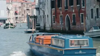Un motoscafo adibito al trasporto funebre in Canal Grande