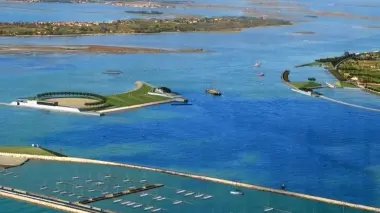 Un rendering della darsena di San Nicolò. In alto Vincenzo Spaziante