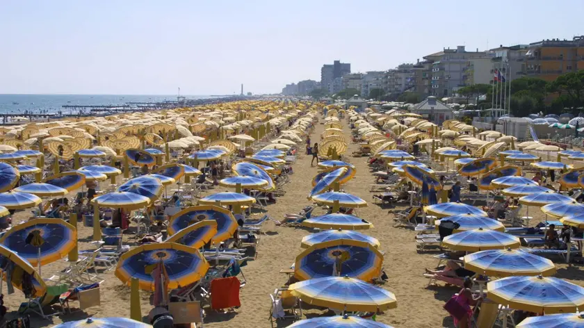 Jesolo (VE):.La spiaggia..02/08/2001 © Light Image Studio..Morsego.