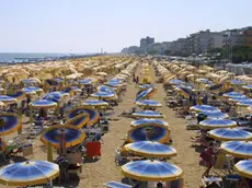 Jesolo (VE):.La spiaggia..02/08/2001 © Light Image Studio..Morsego.