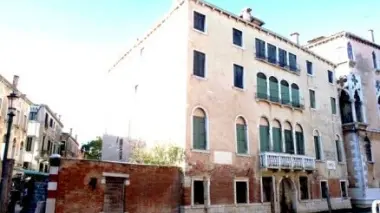 Il palazzo da cui saranno ricavati gli alloggi da affittare