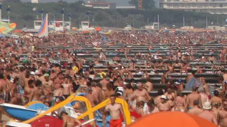 Nella foto di archivio,una folla di bagnanti sul lido di Jesolo. Arriva la prima, vera, ondata di calore sull'Italia: per tutto il week end sulle regioni centro settentrionali sono previste temperature attorno ai 35-37 gradi, di 2/3 gradi sopra la media stagionale. E in alcuni casi, soprattutto nelle grandi città,il termometro potrebbe sfiorare i quaranta gradi.