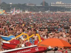 Nella foto di archivio,una folla di bagnanti sul lido di Jesolo. Arriva la prima, vera, ondata di calore sull'Italia: per tutto il week end sulle regioni centro settentrionali sono previste temperature attorno ai 35-37 gradi, di 2/3 gradi sopra la media stagionale. E in alcuni casi, soprattutto nelle grandi città,il termometro potrebbe sfiorare i quaranta gradi.