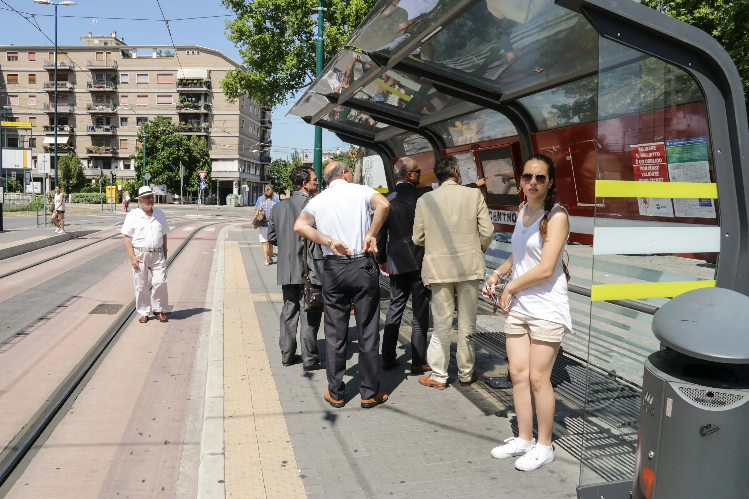 Utenti esasperati in attesa in piazzale Cialdini