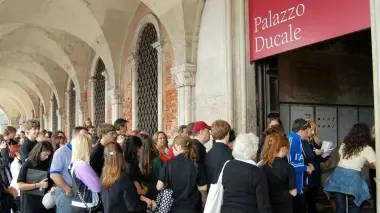 La coda di un giorno qualsiasi alla biglietteria all’entrata di palazzo Ducale in Piazza