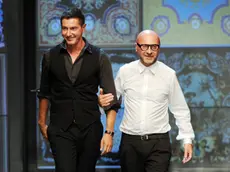 Gli stilisti Domenico Dolce (d) e Stefano Gabbana al termine della presentazione della collezione primavera - estate 2012 di D&G, presenta oggi a Milano, 22 settembre 2011. ANSA/DANIEL DAL ZENNARO