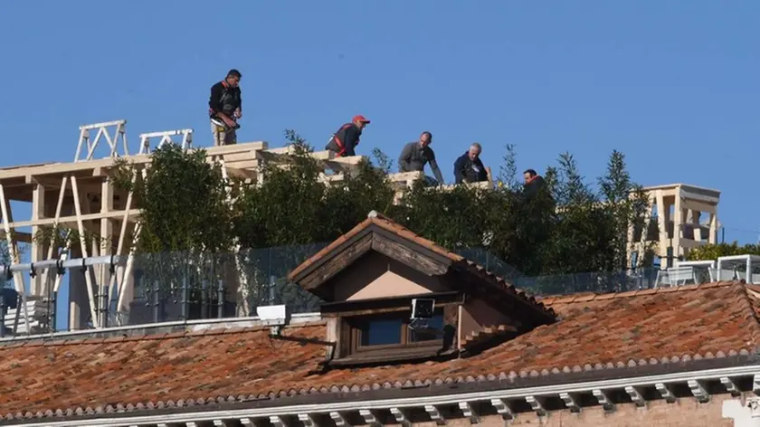 Interpress\M.Tagliapietra Venezia 20.02.2020.- Allestimenti struttura sopra l'Hotel Gritti per le riprese del film Mission Impossible con Tom Cruise.