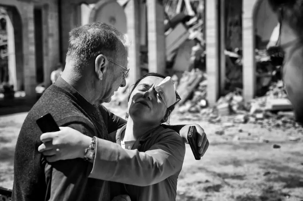24 Agosto 2016 - Terremoto Amatrice - Suora del Convento Don Minozzi disperata per la perdita di tre sue Sorelle disperse e intrappolate sotto le macerie.