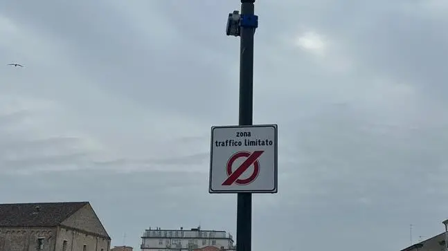 Uno dei varchi d’ingresso alla Ztl del centro storico a Chioggia