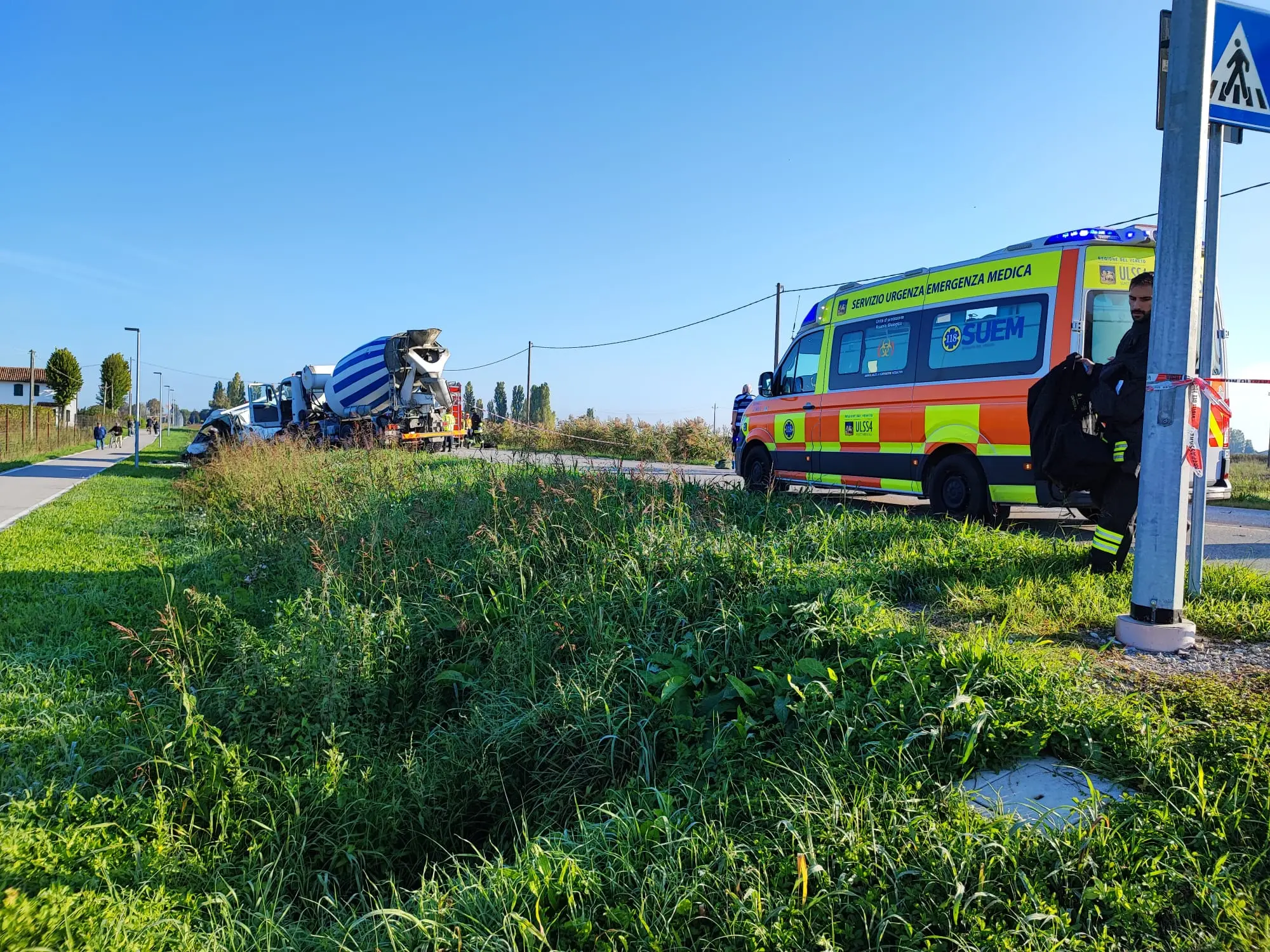 Le tragiche foto dell'incidente in località Staffolo dove una betoniera ha prima centrato un ragazzino di 12 anni in bici e poi si è schiantata contro un furgone, uccidendo le due persone che vi erano a bordo