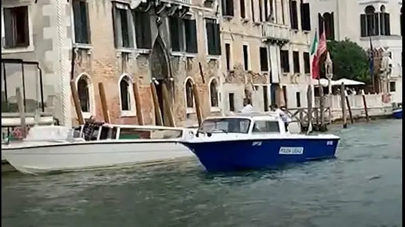Polizia locale in barca a Venezia