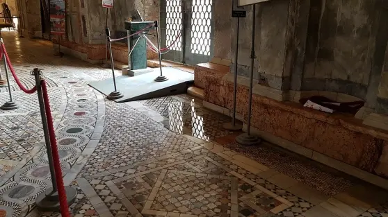 Il nartece della Basilica di Can Marco bagnato dalla marea: risale già con 65 cm di marea