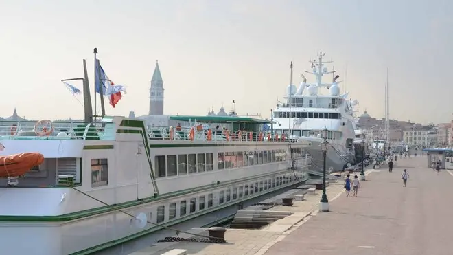 INNTERPRESS/TAGLIAPIETRA. YACHT IN RIVA DEI 7 MARTIRI.