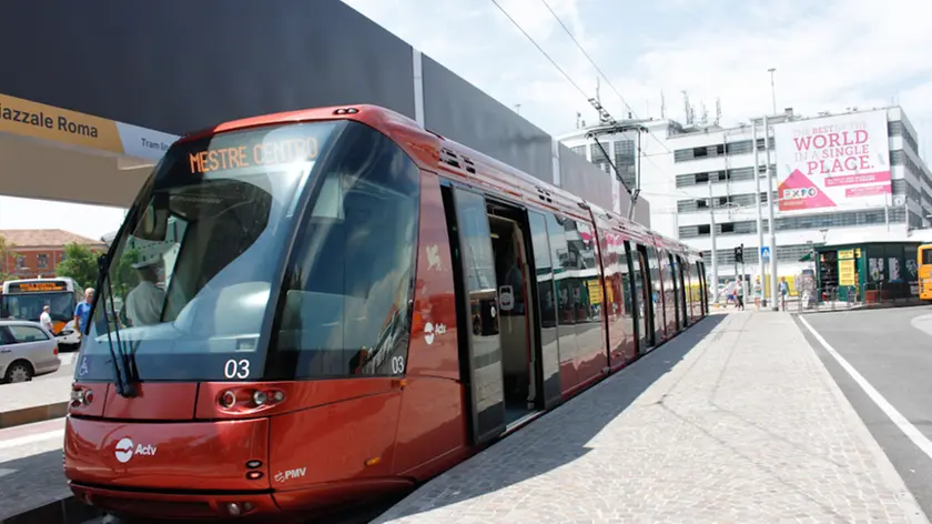 Agenzia Candussi. giornalista: Artico. Descrizione: Luigi Brugnaro al primo test del tram da Mestre a Venezia Piazzale Roma.