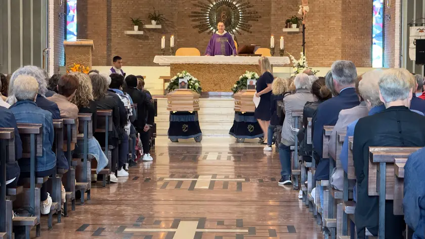 Un momento del funerale (foto Porcile)
