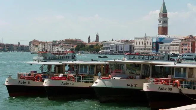 Vaporetti dell Azienda Comunale Trasporti Venezia fermi all'attracco, lungo riva degli Schiavoni all'Arsenale, per lo sciopero nazionale dei trasporti pubblici, indetto oggi 22 luglio 2011. ANSA/ANDREA MEROLA