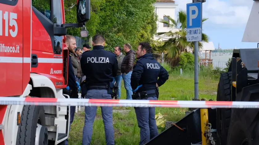 Polizia e vigili del fuoco a San Giuliano (foto Paolo Zaffaina/Agenzia Pòrcile)