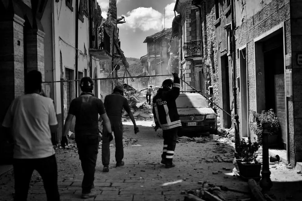 24 Agosto 2016 - Terremoto Amatrice - Squadre di soccorso lungo una strada laterale perpendicolare al Corso principale di Amatrice