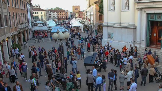 Raccolta firme per il pianista Paolo Zanarella affinchè possa esibirsi per le strade - nella foto il pianista di fronte al Duomo di Mestre