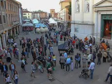 Raccolta firme per il pianista Paolo Zanarella affinchè possa esibirsi per le strade - nella foto il pianista di fronte al Duomo di Mestre